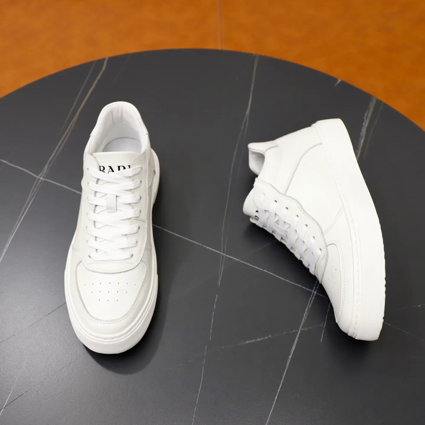 Ex-factory price: 460💰🙅‍♂️🙅‍♂️🙅‍♂️ Brand: PRADA Standard code: 38–44 (45 can be customized) Grade: Same as the official website Material: Original cowhide fabric Comfortable pigskin lining Lightweight wear-resistant outsole Style category: Men's fashionable casual shoes and boots Running sneakers Distinguished luxury brand elements Top luxury Color: actual picture color